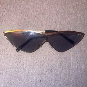 Black retro sunglasses with gold trim